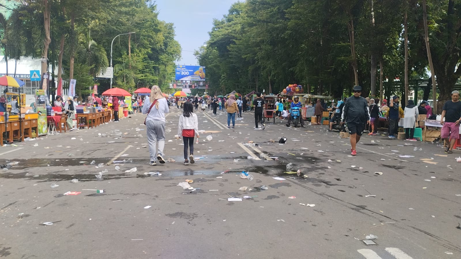 Ganjar Berhasil Menginspirasi Jalan Sehat di Makassar Namun Tidak Merawat Kebersihan Lingkungan