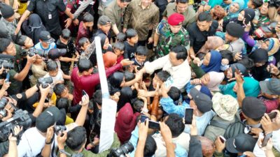 Momen Bahagia Prabowo Bermain Air Bersama Anak-Anak Saat Melakukan Peresmian 9 Titik Air di Sukabumi