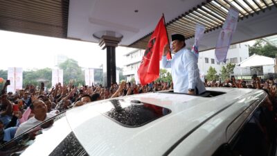 Parade Perkusi dan Tarian Sambut Kehadiran Prabowo di Bandung