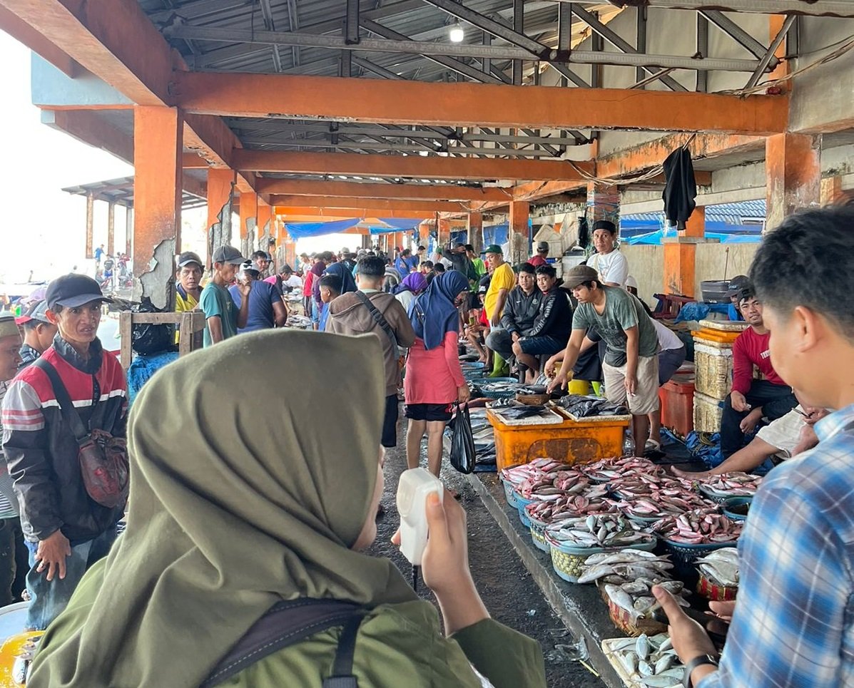 KPU Makassar Mengadakan Sosialisasi, Menjangkau Pedagang dan Pengunjung Pelelangan Ikan Paotere