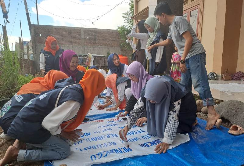 Relawan AMIN di Makassar Kembali Membuat Spanduk Rakyat dengan Bahan Karung Bekas