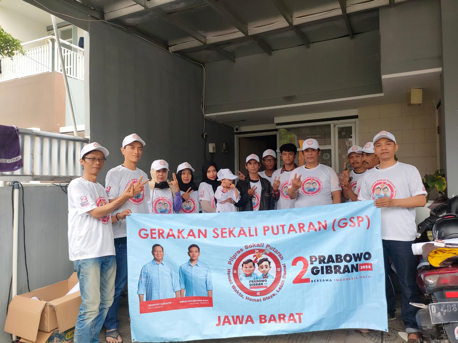 Relawan GSP Sosialisasikan Gagasan Pilpres 2024 Sekali Putaran Sambil Membagikan Susu di Bandung