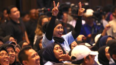 Prabowo Sangat Tertarik Dengan Antusiasme Emak-Emak Relawan di Bandung, Jabat Erat Tangannya