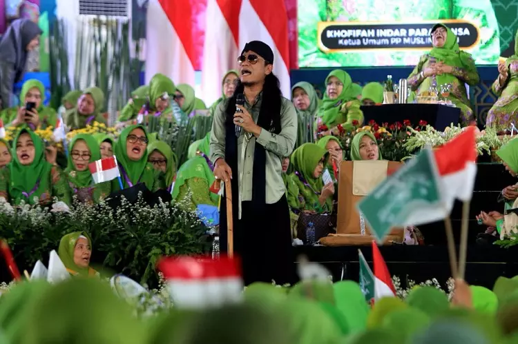 Khofifah Indar Parawansa Menyatakan Kesiapan untuk Maju di Pilgub Jatim 2024 di Depan Muslimat NU, Gus Miftah Menyatakan Emil Dardak Tetap Layak untuk Mendampingi