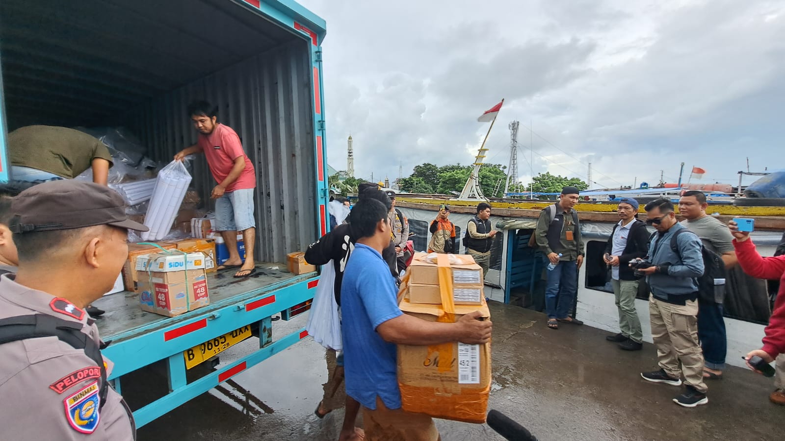 Pengiriman Logistik Pemilu ke Kepulauan Sangkarrang Dijaga Ketat oleh Aparat Keamanan