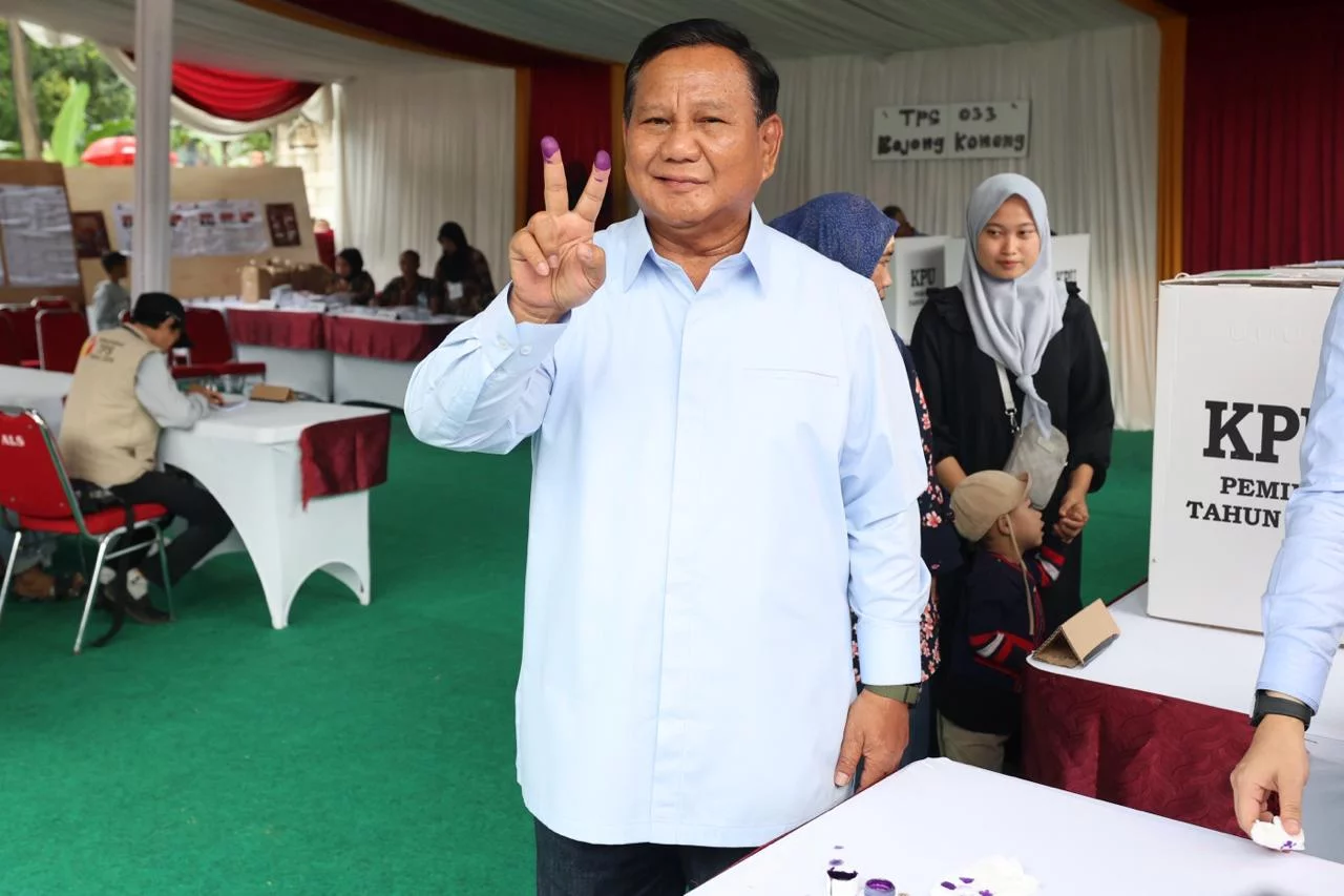 Prabowo Subianto Nyoblos di TPS 033 Bojong Koneng, Pose Salam Dua Jari