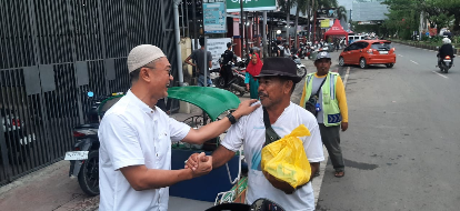 Andi Rio Kembali Berbagi Paket Sembako ke Kaum Dhuafa di Bone sebagai Kegiatan Rutin