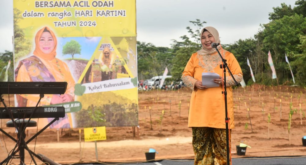 Harmoni Hijau: Pesan Semangat Acil Odah untuk Perempuan Banjar dalam Penanaman Pohon