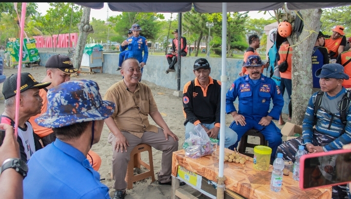 Dadang, Calon Wakil Bupati, Menemui Tim SAR di Pantai Pangandaran