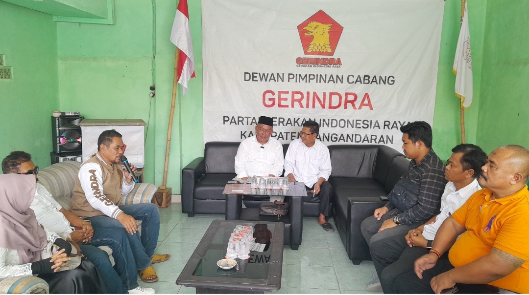 Dadang Solihat mendaftar sebagai calon Bupati ke Partai Gerindra di Pangandaran