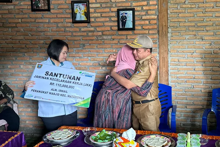 Santunan Kematian Sebesar Rp110,8 Juta Diserahkan oleh Sekda kepada Ahli Waris Perangkat Masjid di Matangnga