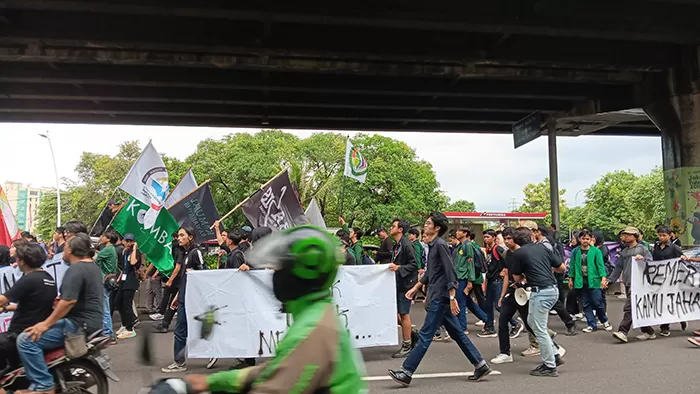 Pakar Menegaskan DPR Tidak Berwenang Membatalkan Putusan Mahkamah Konstitusi, Mahasiswa Bersiap untuk Unjuk Rasa