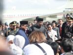 Prabowo Subianto Accompanies Jokowi to Halim, Wishes Him the Best for the Future