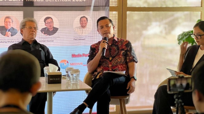 672b6754840bc-ketua-dpp-pdip-ronny-talapessy-tengah_665_374.jpg