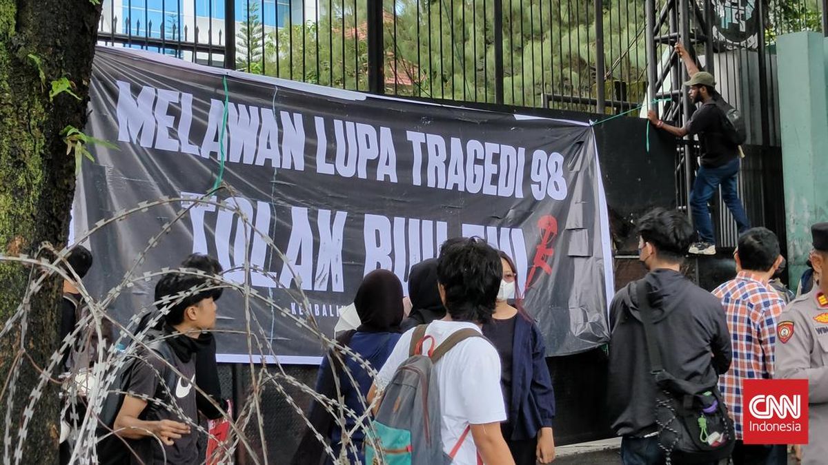 masyarakat-sipil-demo-tolak-uu-tni-di-dprd-sulsel-ingatkan-tragedi-98-1742455487624_169.jpeg