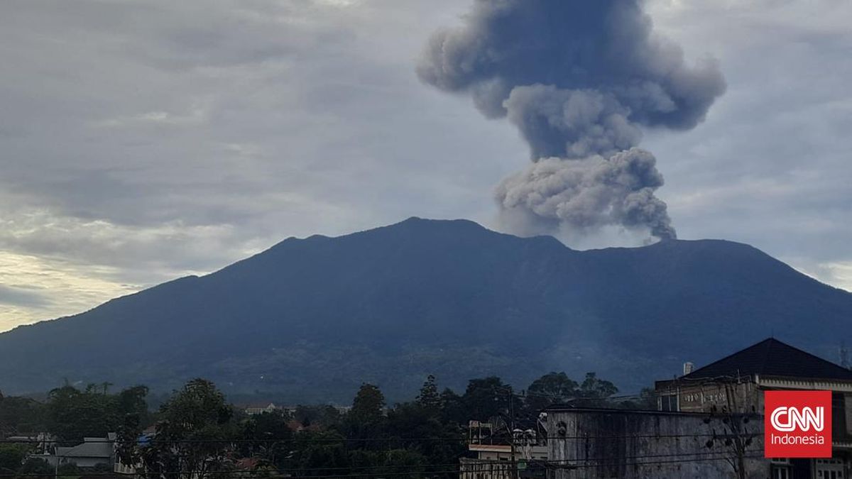 semburkan-abu-hingga-15-kilometer-marapi-beruntun-erupsi-dalam-3-hari-1743733265715_169.jpeg