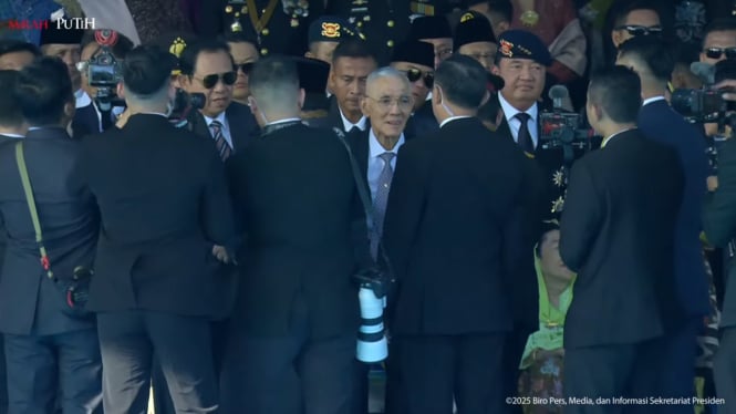 6863b7e3a771b-momen-gibran-cium-tangan-try-sutrisno-di-hut-bhayangkara-ke-79_665_374.jpg
