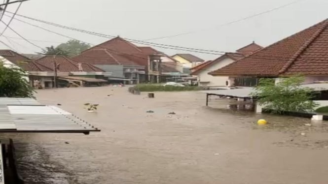 686b4eea261ef-banjir-di-kota-mataram-ntb-minggu-6-7_665_374.jpg