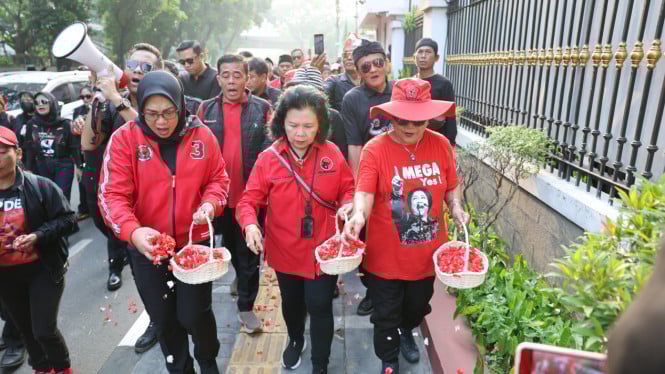 688585671837e-tabur-bunga-pdip-peringati-peristiwa-kuda-tuli_665_374.jpg