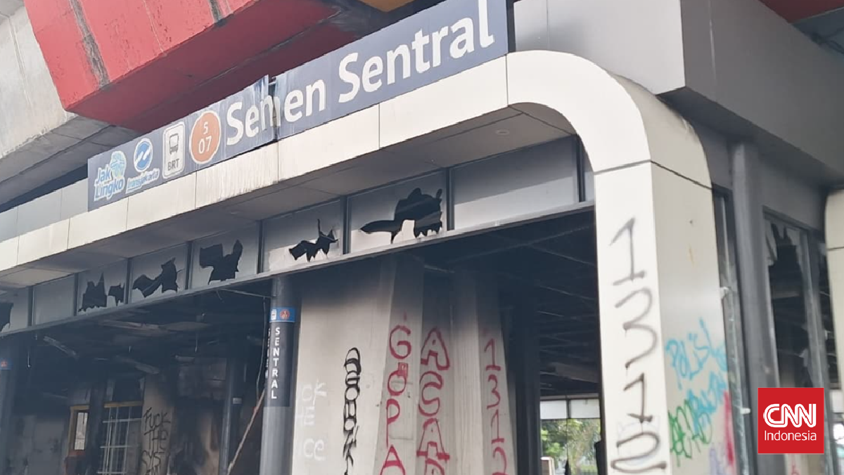 massa-bakar-halte-transjakarta-senen-sentral-1756527183843_169.png